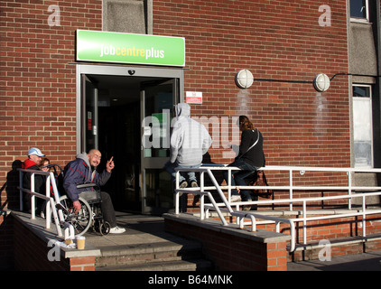 Leute warten vor einem Job Centre Plus Station Street, Nottingham, England, U.K Stockfoto