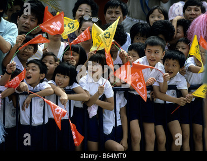 Kinder in Hongkong warten, Königin Elizabeth II. während ihrer Tour zu begrüßen. Stockfoto