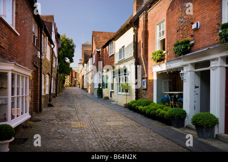 Petworth, West Sussex, UK - historische Lombard Street, am späten Nachmittag im Sommer Stockfoto