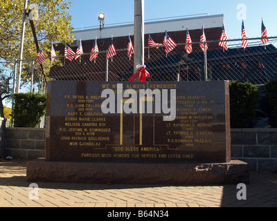 Ein Denkmal am a Bronx, New York, Firehouse lokalen Opfer der terroristischen Anschläge vom 11. September zu Ehren errichtet. Stockfoto