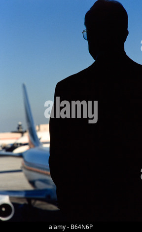 Verkehrsflugzeug geparkt am Terminal, Passagiere in terminal wartet auf Flügen am Chicago Ohare airport Stockfoto