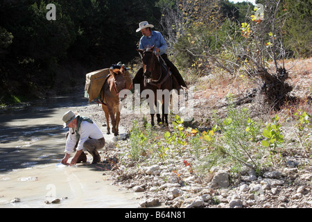 Goldwaschen in ein Texaner streamen Anspruch Digger auf dem Pferderücken Stockfoto