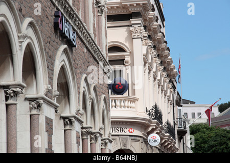 NatWest und HSBC Banken bei Bibliothek in St. Helier Jersey auf den Kanalinseln Stockfoto