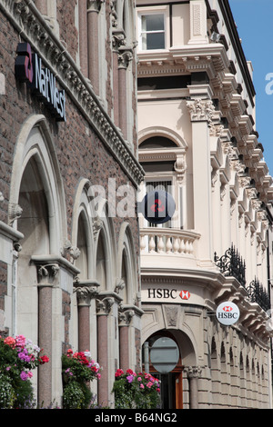 NatWest und HSBC Banken bei Bibliothek in St. Helier Jersey auf den Kanalinseln Stockfoto