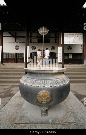 Menschen beten zu Ankokuden (wo das schwarze Bild von Amida Buddha verankert ist). Zojoji Tempel Komplex. Tokyo. Japan Stockfoto