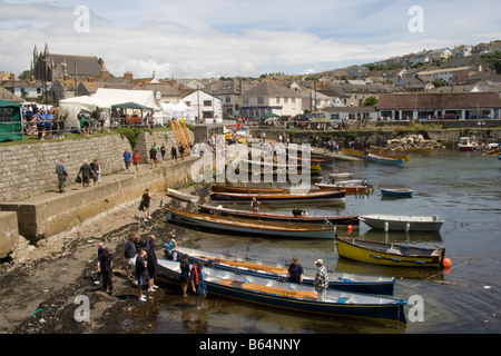 Cornish pilot Gigs am Hafen von Porthleven während ein Gig-Rennen, Cornwall, England, Großbritannien, Vereinigtes Königreich. Stockfoto