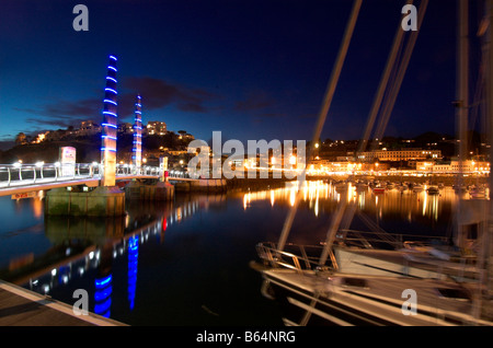 Der Hafen von Torquay in der Nacht Stockfoto