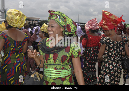 Lachend nigerianischen Frau in traditioneller Kleidung mit Handy, Abuja, Nigeria Stockfoto