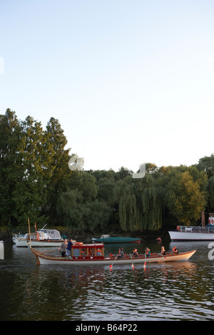 London River Richmond upon Thames Ruderer auf einem Boot Stockfoto