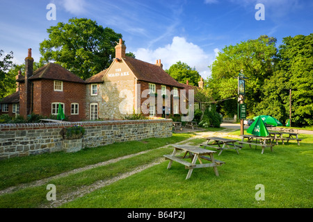 Englische Country-Pub auf dem Dorfplatz in Lurgashall, West Sussex, England, UK Stockfoto