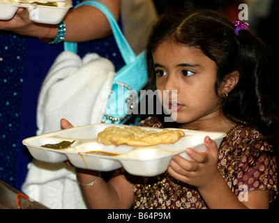 Mädchen mit Tablett mit Essen in Diwali Feiern Wandsworth Town Hall Stockfoto