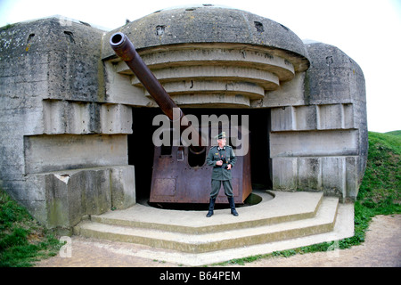 Ein Schauspieler verkleidet als ein deutscher Offizier, Blick über den Ärmelkanal, aus einer deutschen D-Day Pistole Batterie in Normandie Frankreich Stockfoto