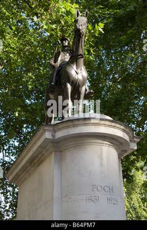 Statue von Ferdinand Foch, französischer Marschall, 1851 bis 1929.  Das Hotel liegt in London in der Nähe von Victoria Station. Stockfoto