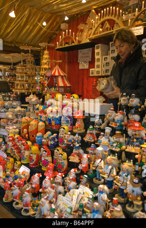 Russische Puppen zum Verkauf auf einem Marktstand auf dem Frankfurter Markt in Birmingham Stockfoto