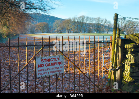 Melden Sie sich am Tor, Besucher zu entmutigen - Eindringlinge werden strafrechtlich verfolgt - in der Nähe von Bowness, Nationalpark Lake District, Cumbria UK Stockfoto