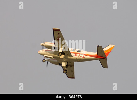 Piper PA-31-310 Navajo Flugzeug verlassen Inverness Airport Schottland SCO 2002 Stockfoto