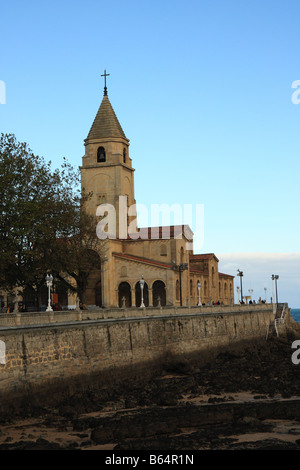 Blick auf die Kirche San Pedro in Gijon Spanien. Stockfoto