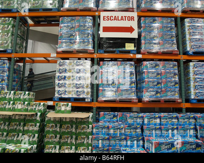 Stapel von Papier-Produkte in einer großen Kiste Costco Wholesale Lagern in den Vereinigten Staaten Stockfoto