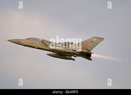 Panavia Tornado der F3 auf volle Aufwärmen am ausziehen RAF Kinloss Moray Grampian Region Schottland SCO 2012 Stockfoto