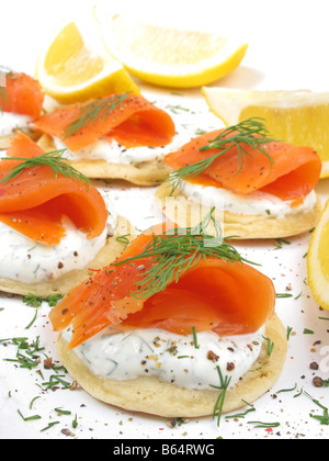 Häppchen von Wild Alaskan Coho Räucherlachs auf Blinis mit Sauerrahm und Dill. Stockfoto