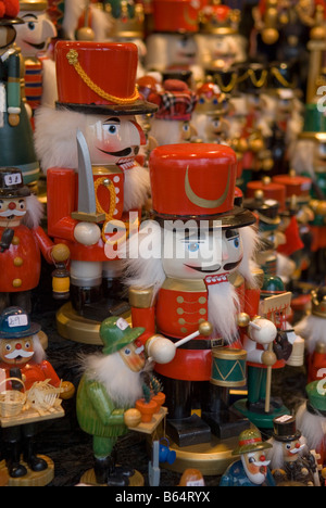 Hölzernes Spielzeugsoldaten für den Verkauf auf einem Marktstand auf dem deutschen Markt in Birmingham Stockfoto