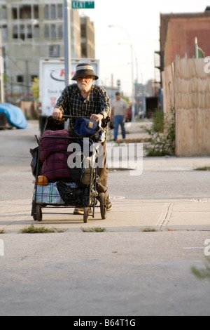 Obdachloser mit seinem Wagen auf der Straße von Brooklyn, NY, USA Stockfoto