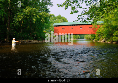 Flyfishing Battenkill River Covered Bridge Road Vermont Stockfoto