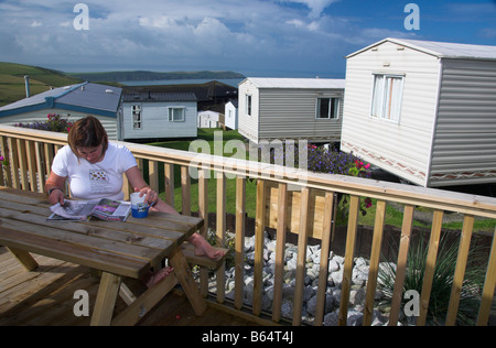 Frau entspannen auf der Veranda einen Wohnwagen im Woolacombe Bay Holiday Park Stockfoto