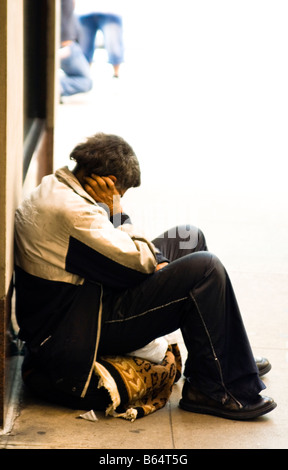 Obdachloser Mann um Hilfe zu bitten. Manhattan, NY, USA Stockfoto