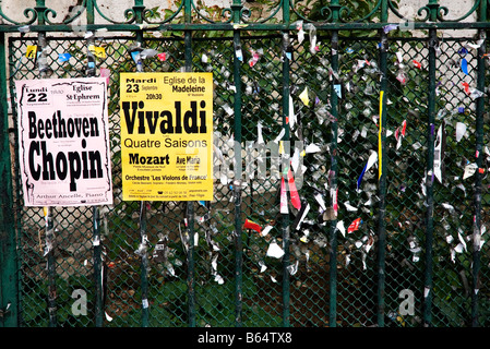 Zaun mit Konzertplakate, Paris, Frankreich Stockfoto
