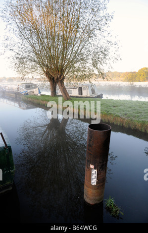 Eine tiefe Markierung an der Worsfold Gates am Fluss Wey Navigation in Surrey England Stockfoto