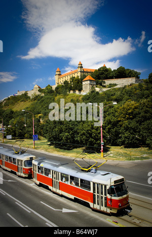 Rote Straßenbahn unter der Burg von Bratislava in der Slowakei Stockfoto