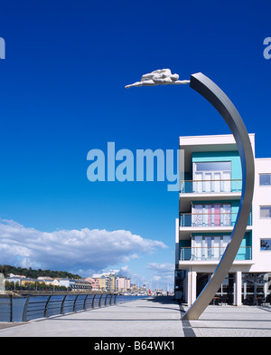 Fliegen, eine Skulptur des Künstlers Lucy Glendinning bei Waterside Platz auf die Port Marine Entwicklung, Portishead, Somerset, England Stockfoto