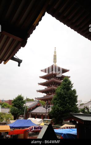 Fünfstöckige Pagode wie gesehen von Main Hall der Senso-Ji (aka Asakusa-Tempel). Asakusa. Taito Bezirk. Tokyo. Japan. Stockfoto