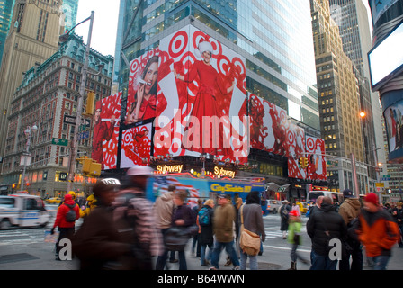 Eine Plakatwerbung Ziel Kaufhäuser ist am Times Square in New York gesehen. Stockfoto