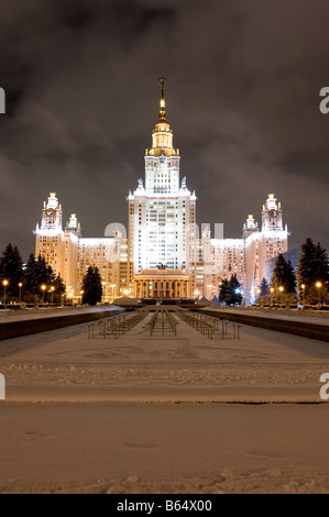 Russland Lomonossow-Universität Moskau bei Nacht Stockfoto