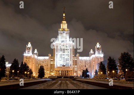 Russland Lomonossow-Universität Moskau bei Nacht Stockfoto