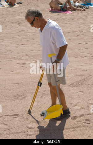 Mann Reinigung Strand von St. George Bay, St. Julians Paceville Malta Stockfoto