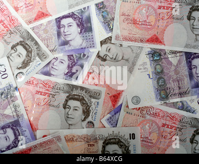 Eine Anordnung von hohem Wert britische Banknoten Nahaufnahme Stockfoto