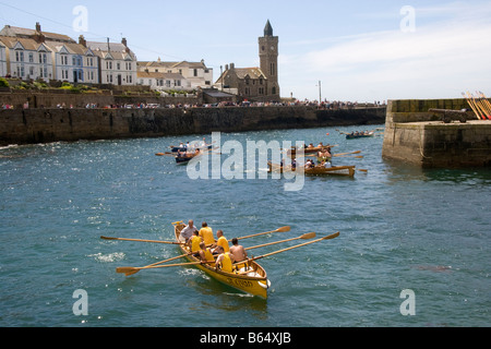 Cornish pilot Gigs im Hafen von Porthleven während ein Gig-Rennen, Cornwall, England, Großbritannien, Vereinigtes Königreich. Stockfoto