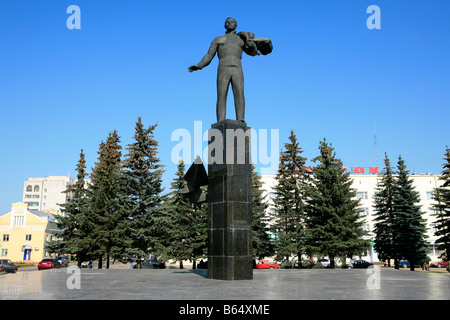 Statue der weltweit erste Mensch im Weltraum Kosmonauten Yuri Gagarin auf dem Hauptplatz in Gagarin (ehemals Klushino), Russland Stockfoto