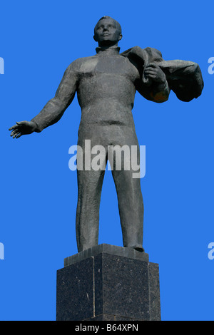 Statue der weltweit erste Mensch im Weltraum Kosmonauten Yuri Gagarin auf dem Hauptplatz in Gagarin (ehemals Klushino), Russland Stockfoto