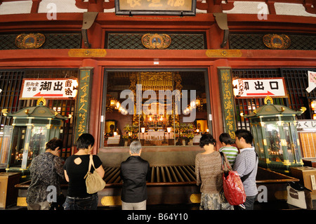 Gebete am Main Hall der Senso-Ji-Tempel (aka Asakusa-Tempel). Asakusa. Taito Bezirk. Tokyo. Japan. Stockfoto