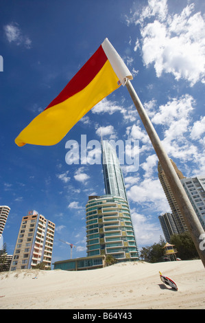 Surf Lifesaving Flagge und Q1 Wolkenkratzer Surfers Paradise Gold Coast Queensland Australien Stockfoto