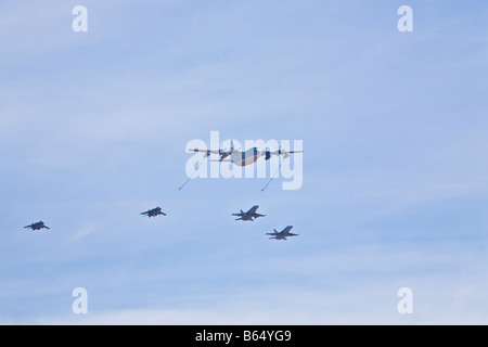 US Marine Corps-KC-130 Tanker Transportflugzeuge können sowohl feste und Dreh-Flügel Flugzeug tanken. Stockfoto