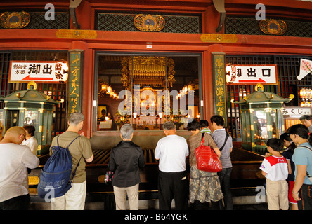 Gebete am Main Hall der Senso-Ji-Tempel (aka Asakusa-Tempel). Asakusa. Taito Bezirk. Tokyo. Japan. Stockfoto