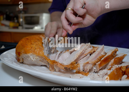 Ein Mann schneidet Türkei am Thanksgiving Day. Stockfoto