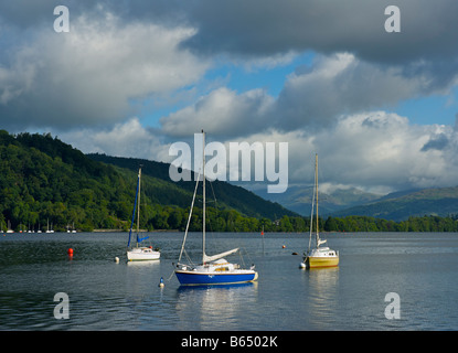 Drei Boote vertäut am Lake Windermere, Lake District National Park, Cumbria, England UK Stockfoto