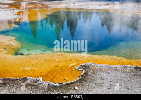 Yellowstone-Nationalpark WY: Farbe und Muster der Emerald pool im die im Black Sand Becken Stockfoto