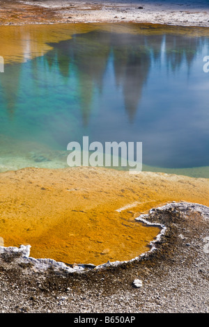 Yellowstone-Nationalpark WY: Farbe und Muster der Emerald pool im die im Black Sand Becken Stockfoto